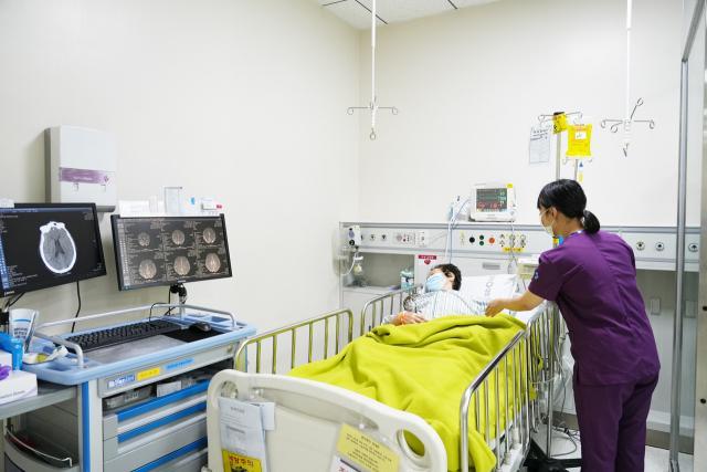 一个中国公民在韩国住院6年，欠下8.4亿韩元医疗费，最后人走了，钱没付，医院急得