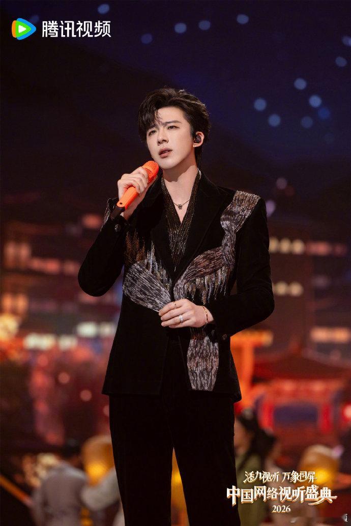刘宇宁网络视听盛典演唱烽月 听刘宇宁在网络视听盛典唱烽月真的很满足！他的声线和这