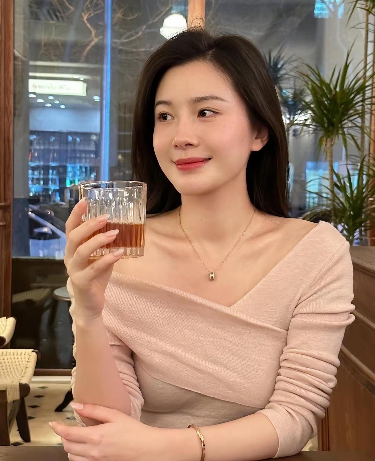 悠闲自在

花前慢品三杯酒，
醉在花香与酒香。
在这样的时光里，
没有利禄功名的