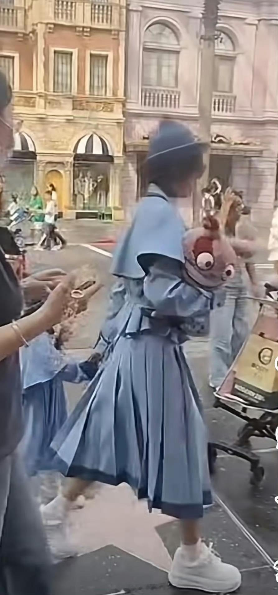 唐艺昕带女儿游环球影城唐艺昕和女儿穿亲子装游环球影城唐艺昕带女儿去环球影城，穿同