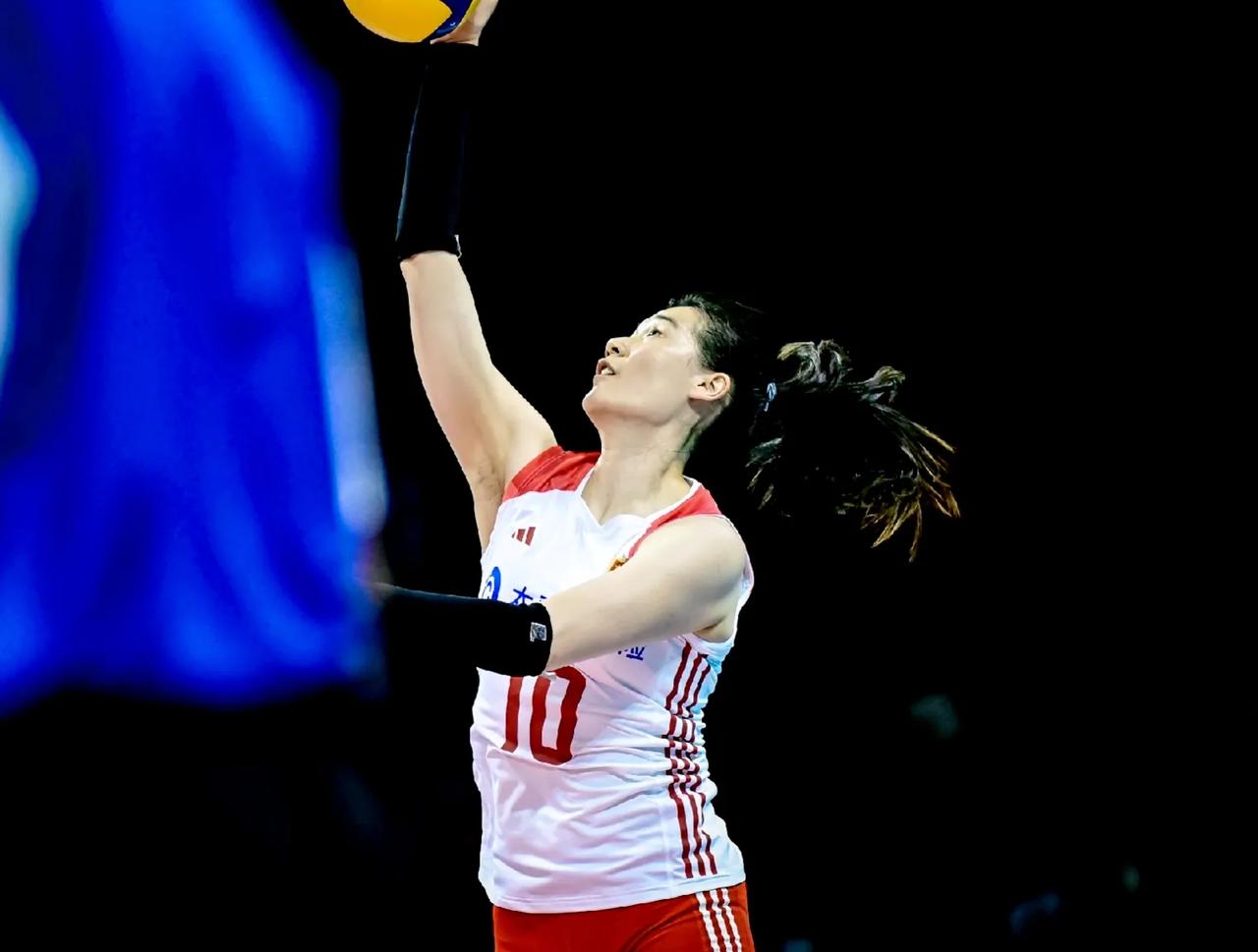 王云蕗支棱起来了！中国女排1-0领先荷兰女排。
第一局中国25-18胜出，王云蕗