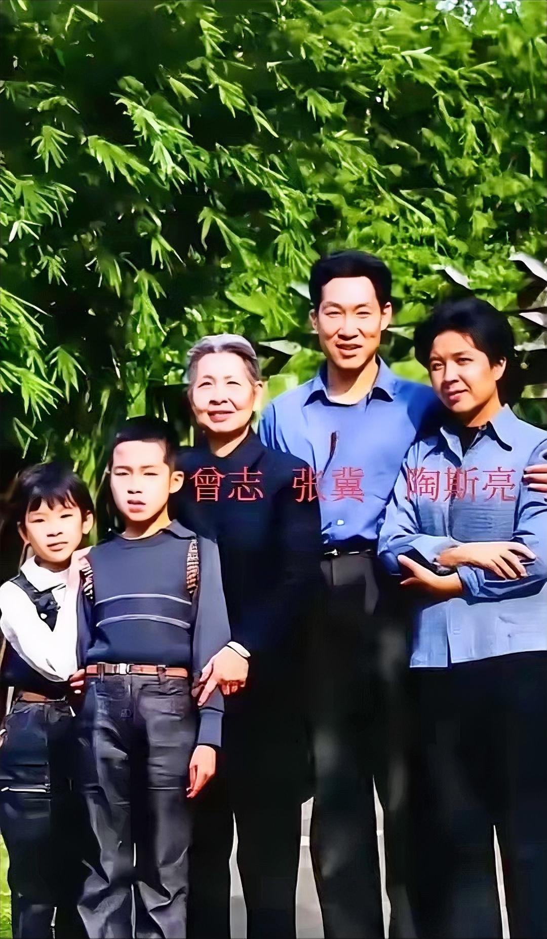 70年代，曾志和女儿陶斯亮一家的合影，曾志头发花白，依然站的笔直，身旁是女儿陶斯