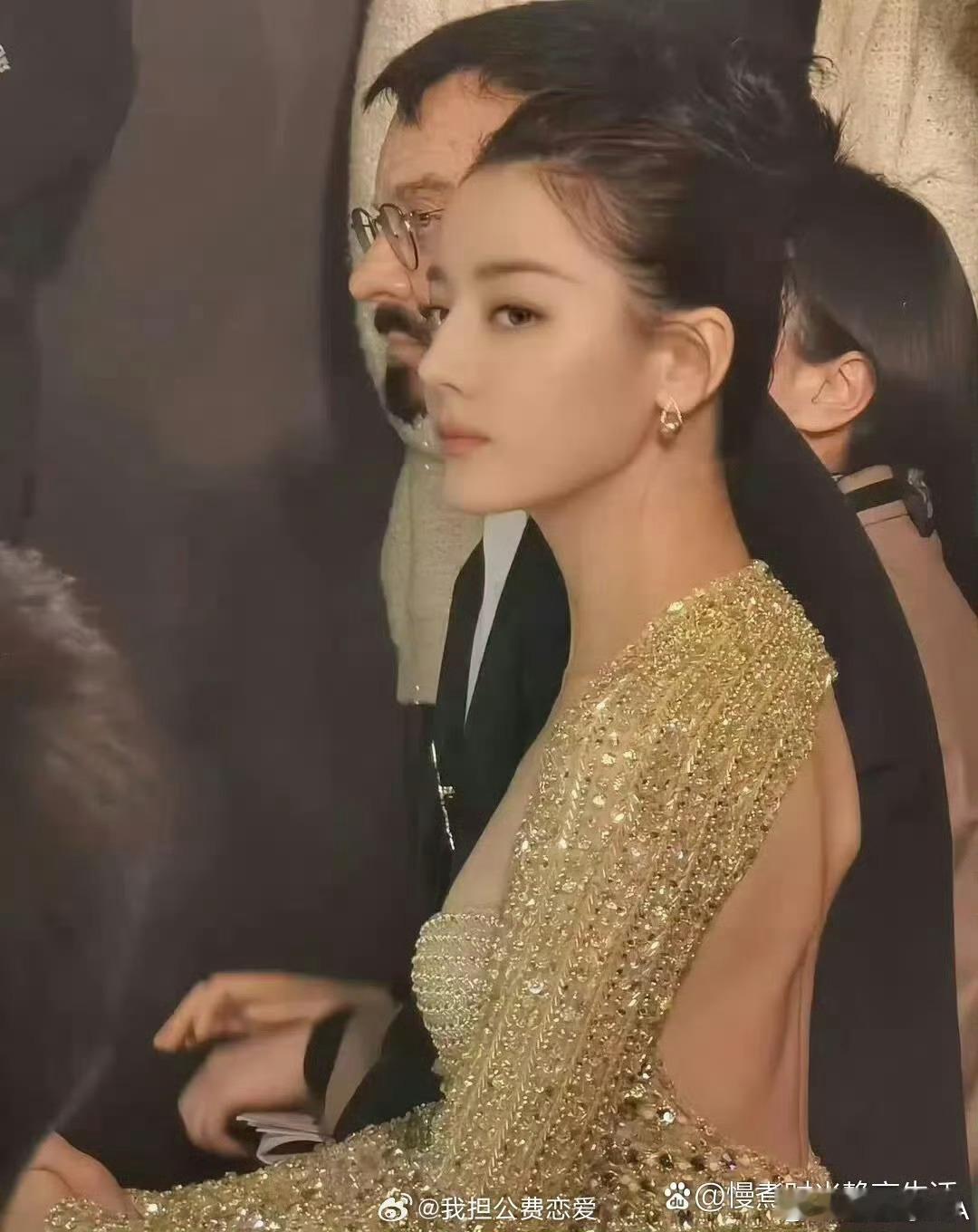 这竟然是生图吗，迪丽热巴状态真的太好了 ​迪丽热巴见面会主持人 ​​​