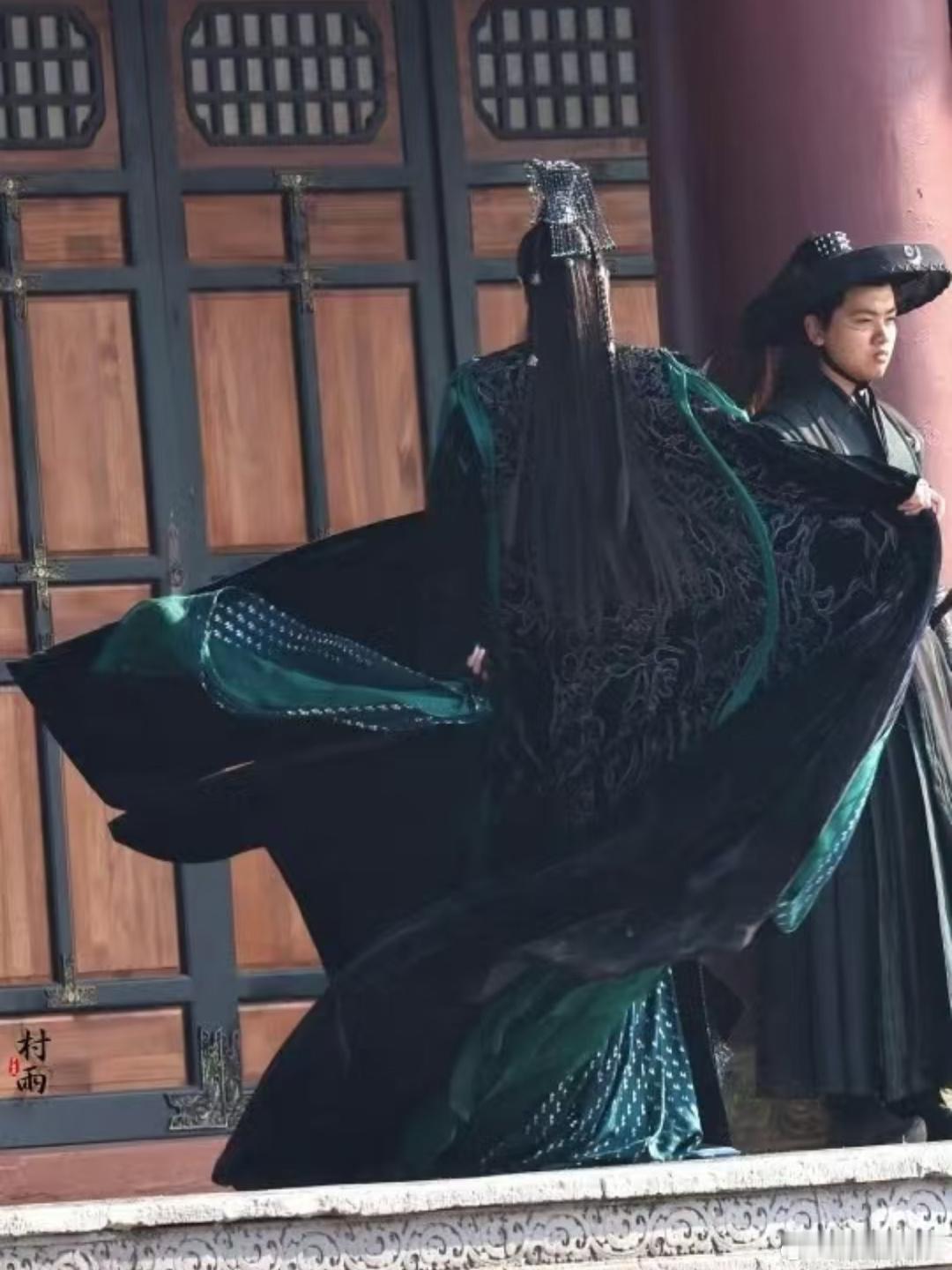 冷知识，澹台烬的朝服有十三斤重，然而在罗云熙身上，仿佛轻的只有13克[哇] 