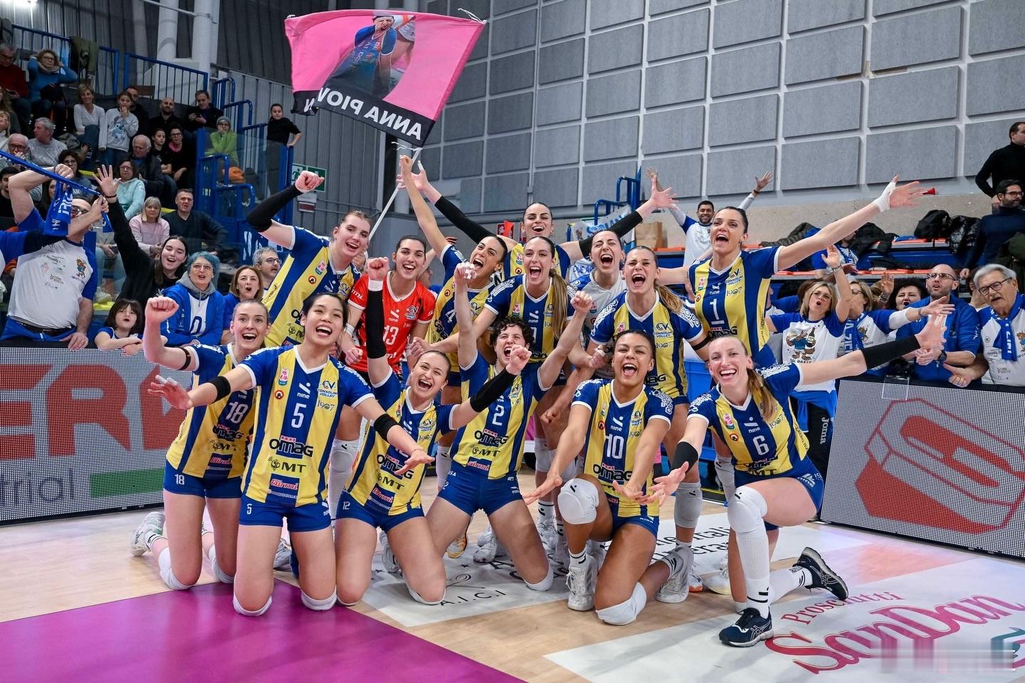 庄宇珊国际排坛动态意甲女排联赛常规赛还剩下四轮，庄宇珊所在的圣乔瓦尼今天凌晨直落