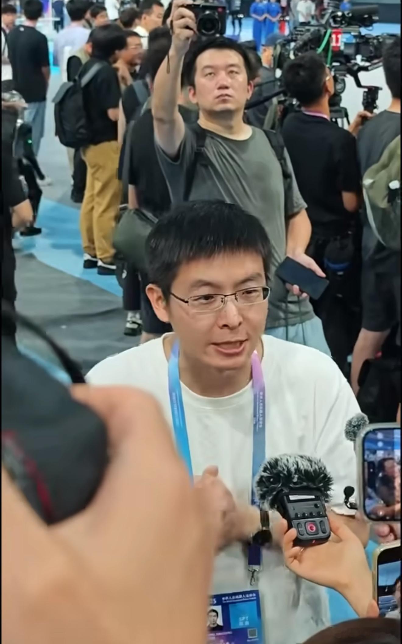 王兴兴现身机器人运动会真没有想到的是运动会上拿了1500m冠军的机器人竟然是春晚