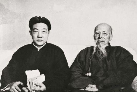 [微笑]1956年，92岁的齐白石一路急匆匆的跑去徐悲鸿家，刚一进门就扑腾一声跪