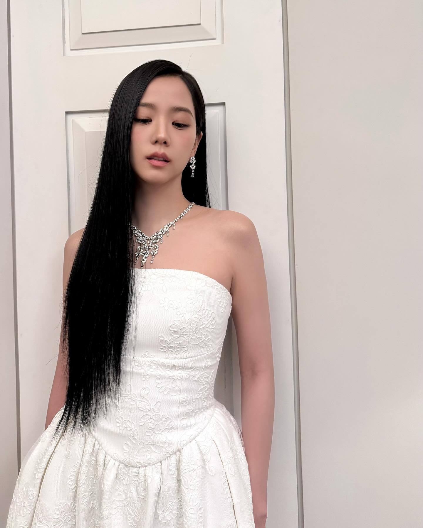 Jisoo ins更新🤍💍✨ ​​​