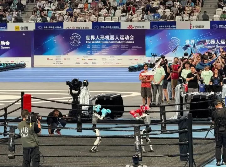 昨晚北京搞了场“世界人形机器人运动会”，100米预赛，天卓队的铁疙瘩直接干出9秒