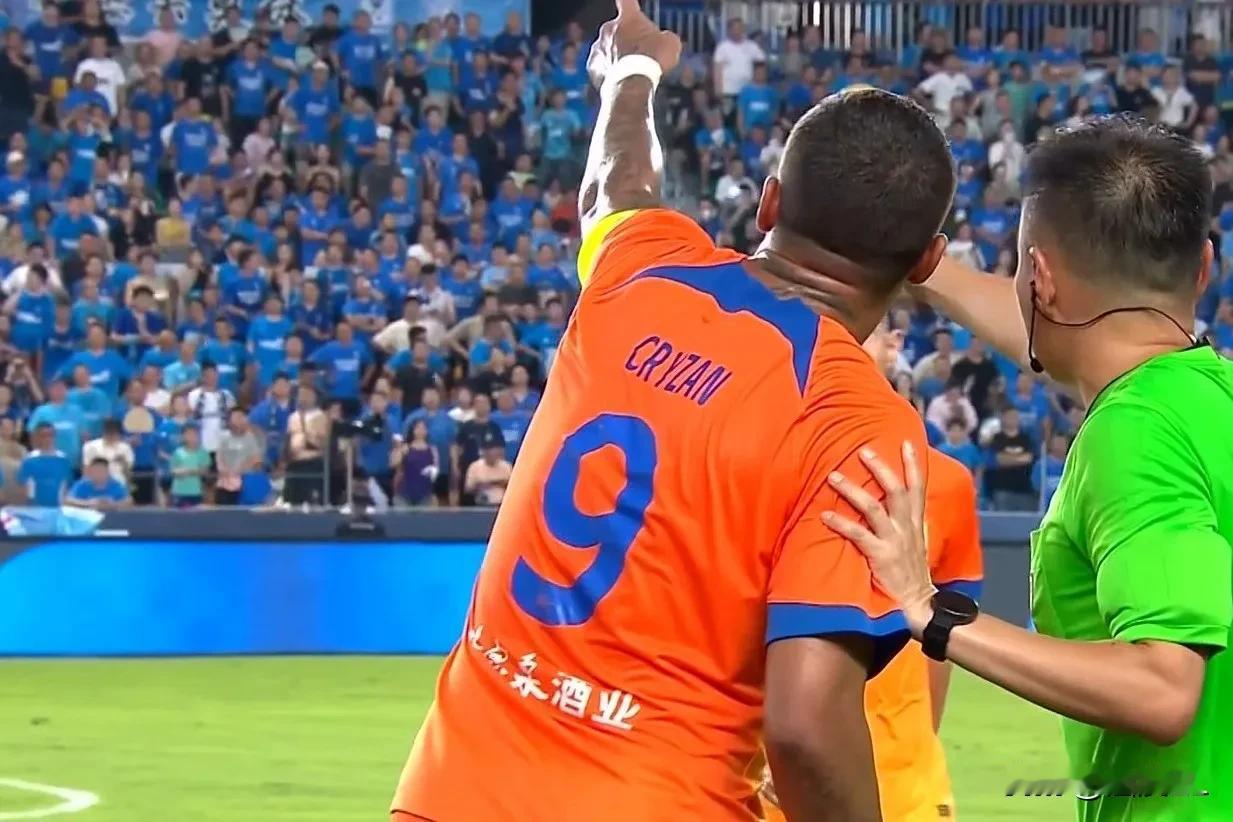 泰山队又躺枪了！前申花名将再怼上海海港球迷，但别扯上泰山队啊，泰山队本赛季是真不