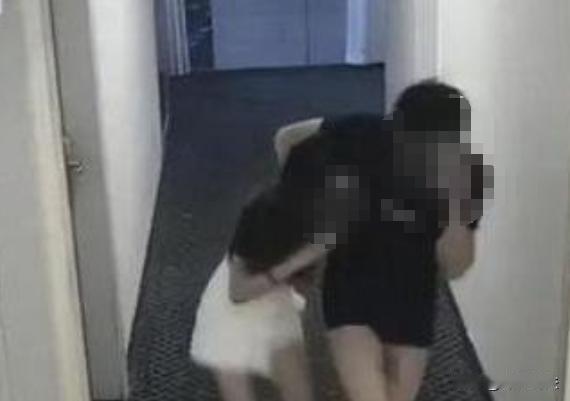 山东，男子的朋友给他推荐了两个妹子，男子深夜无聊，先支付1800元约了一个妹子开