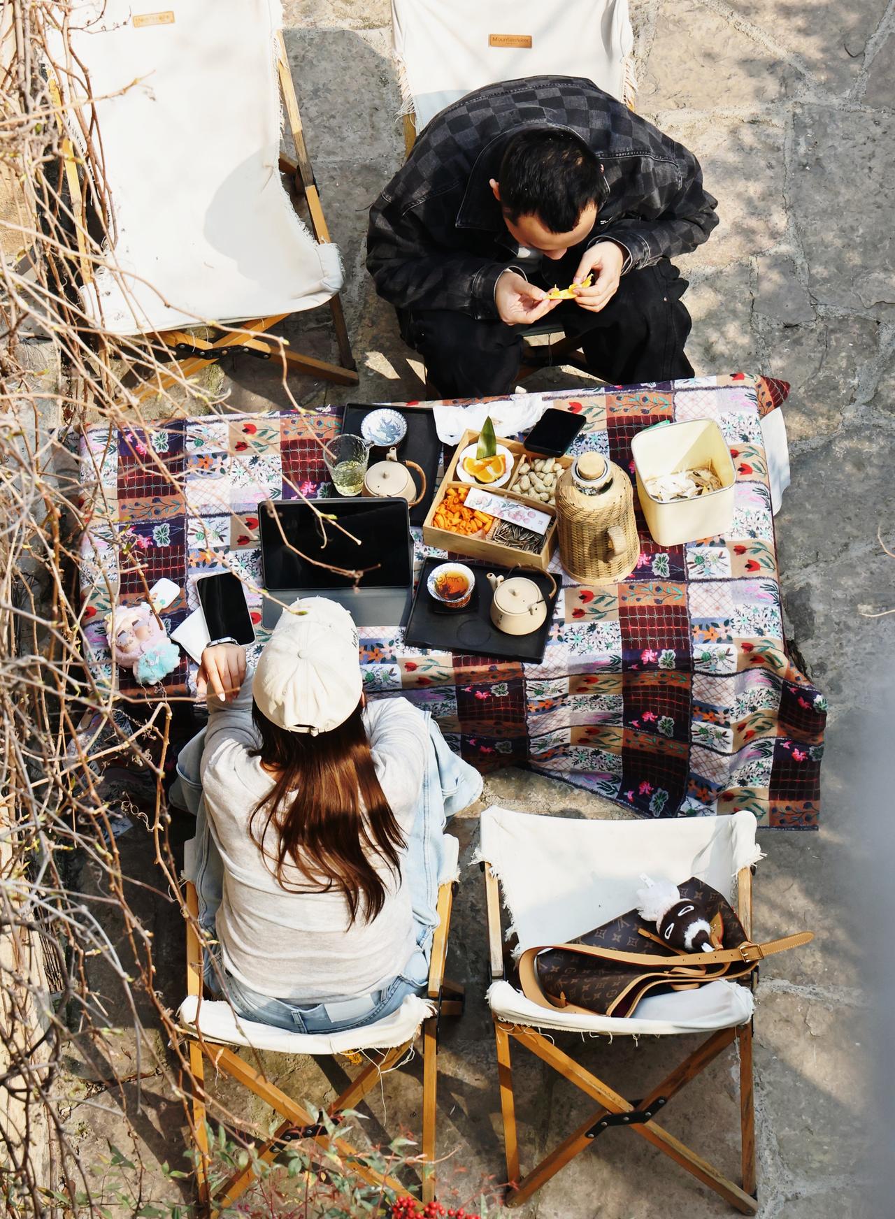 分享一张我珍藏的绝美风景照。照片里，夕阳西下，余晖将整个天际染成一片绚烂的红，如