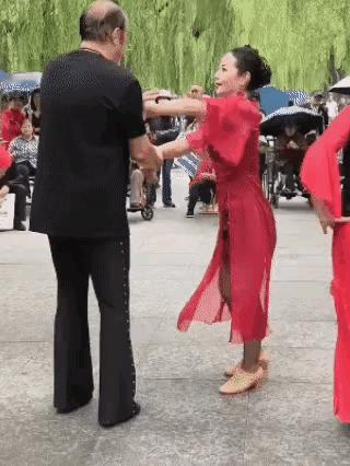 大爷不要命了吧？虽然身体不错，但年龄不饶人啊！这三位阿姨也是，想把大爷玩死呀！