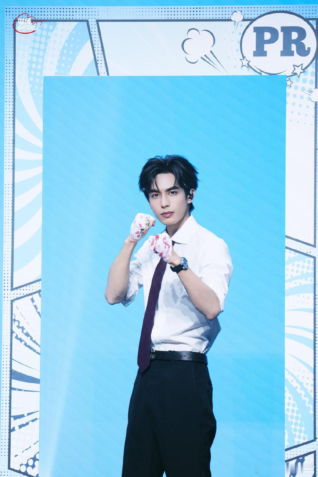 Gucci贵公子宋威龙 见面会的颜值直接封神，上身利落剪裁勾勒挺拔线条，搭配黑裤