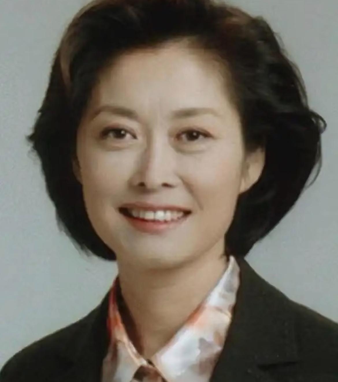 敬一丹走了。女儿王尔晴在讣告里说，妈妈是今年6月在哈尔滨突发急性脑出血，转到北京
