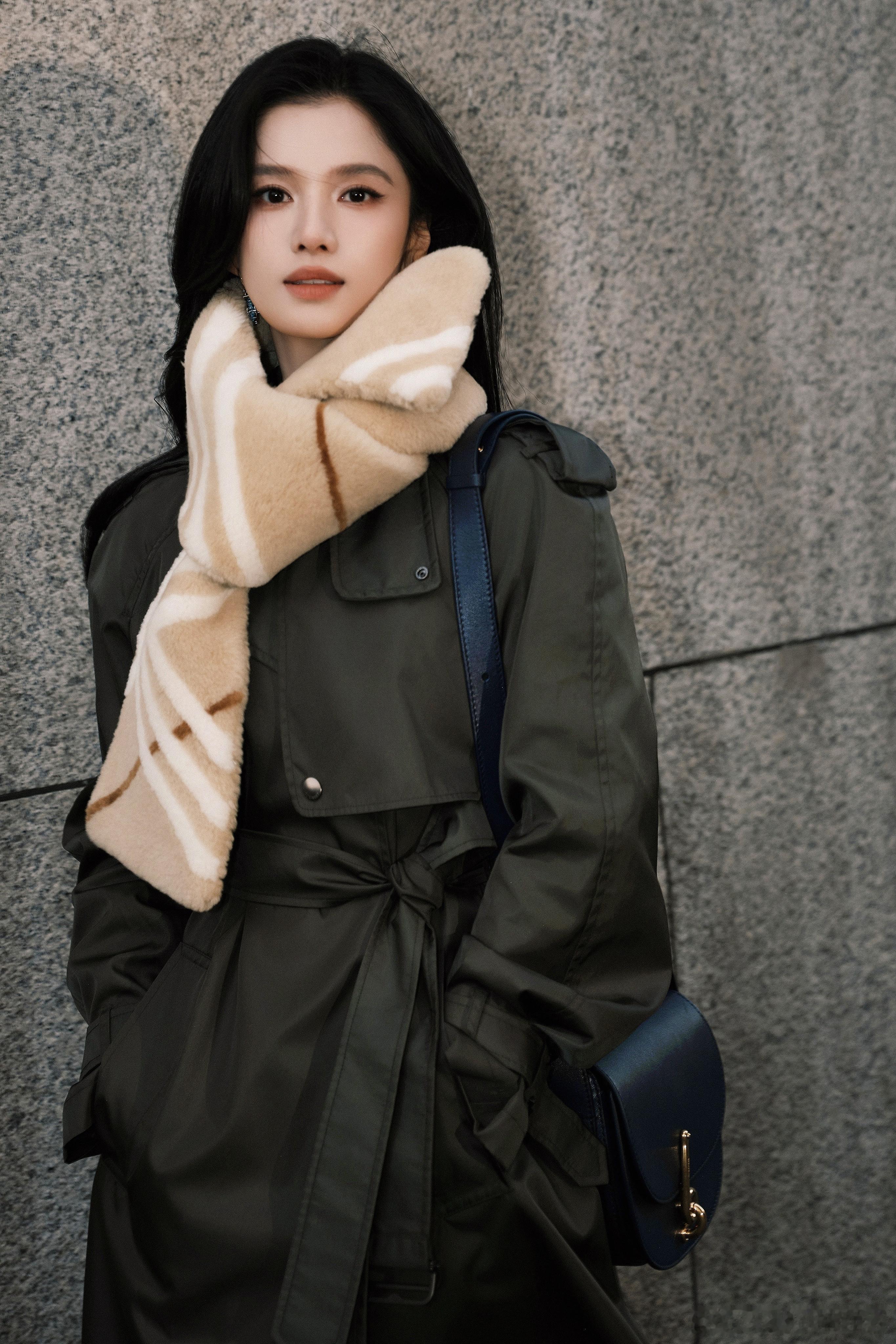 张婧仪冬日女神来的 绝不允许任何人错过这组冬日随拍！深色大衣搭配米色条纹围巾，完