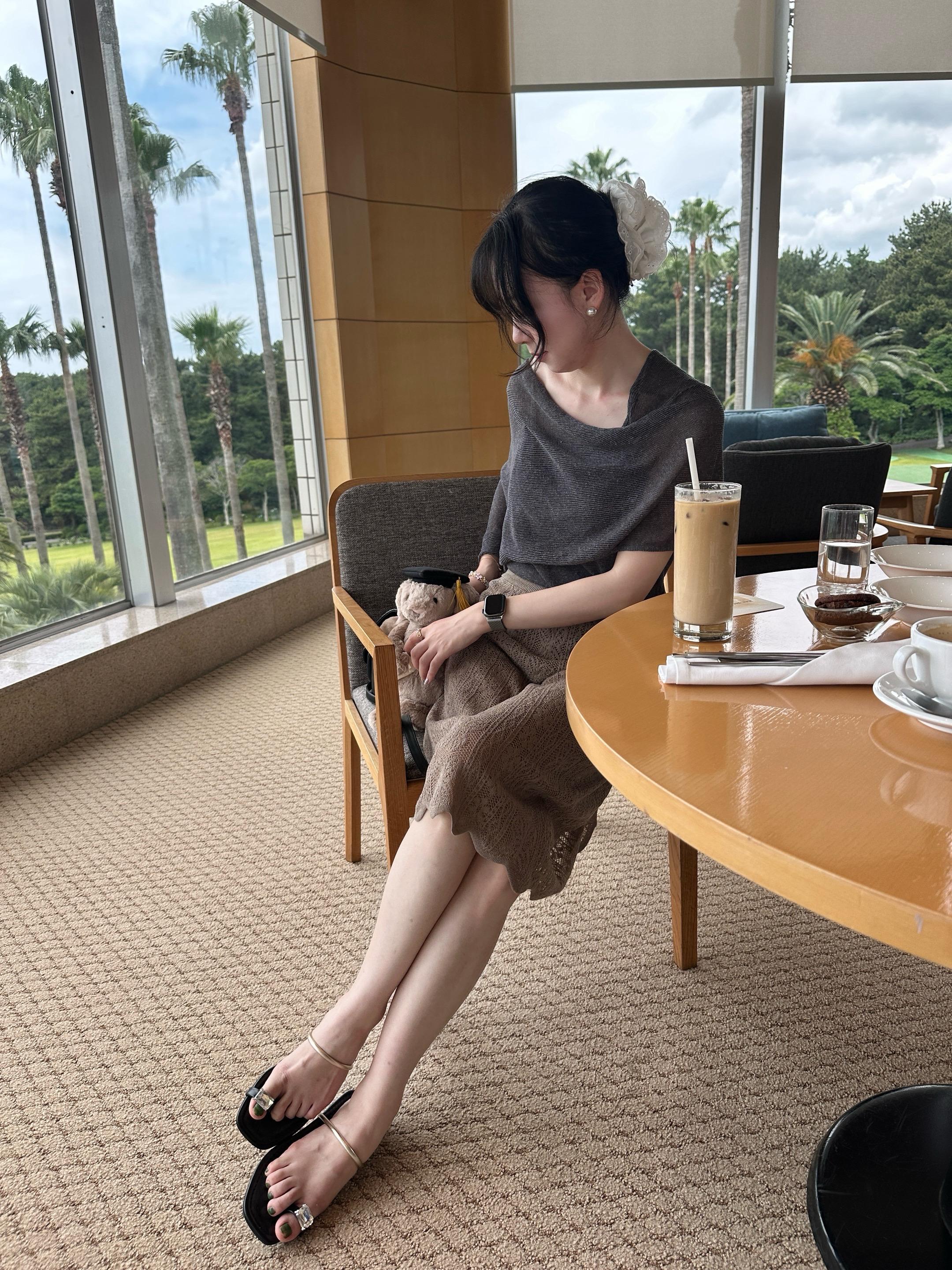 我不应该慢热着沉默 假装冷漠一笑而过。