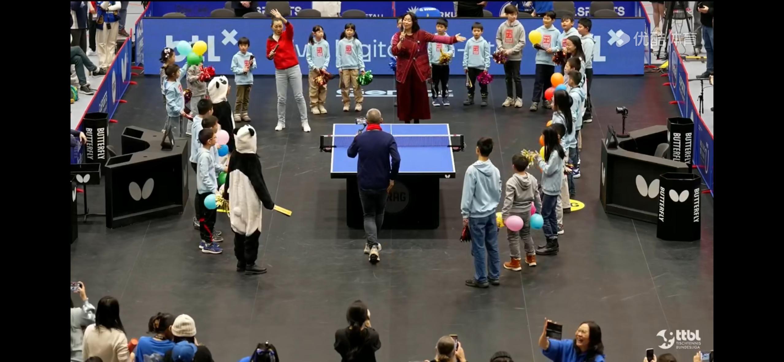 队长赢了邱党后，居然有这个环节。甚至还有一个熊猫宝宝～没想到能在德甲赛场上听到看