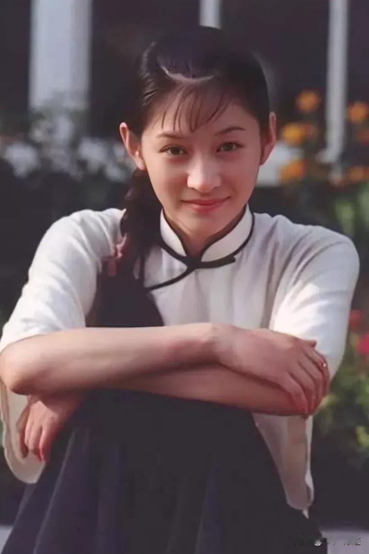 年轻的李小冉妥妥白莲花长相，这里说白莲花，不是对李小冉的贬损，而是对她美丽的褒奖