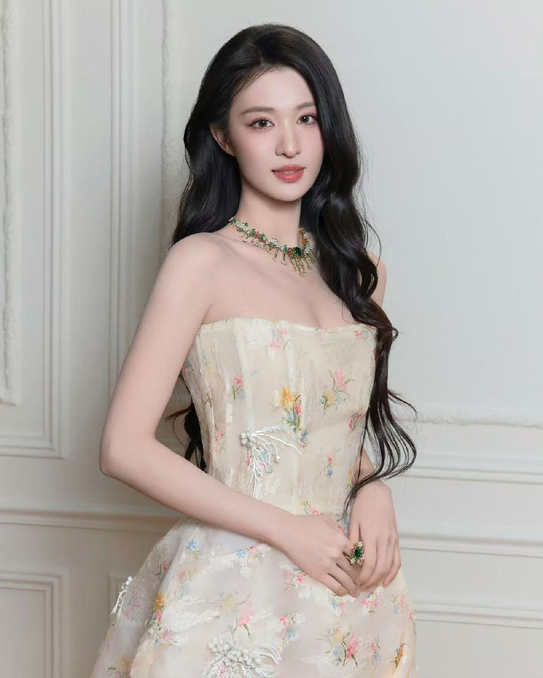 王楚然一颦一笑皆藏春日浪漫王楚然花裙摇曳王楚然一颦一笑皆藏春日浪漫王楚然