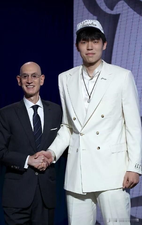 杨瀚森第16顺位被选中原以为会第二轮才被选中，没想到那么高顺位，是看中杨瀚森的天