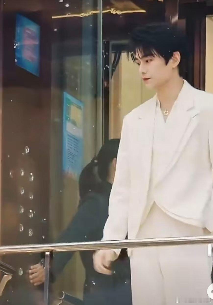 丁禹兮电梯出场大片丁禹兮上海老凤祥活动丁禹兮电梯出场大片，好帅， 