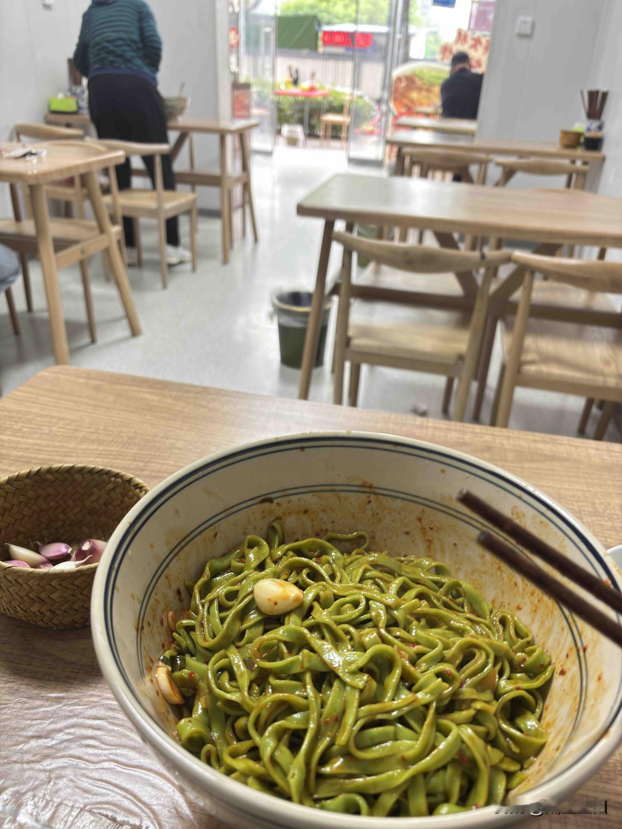 在西安吃的菠菜面，这家菠菜面口感一般，这面条应该是机器压出的吧，看着很均匀，比较