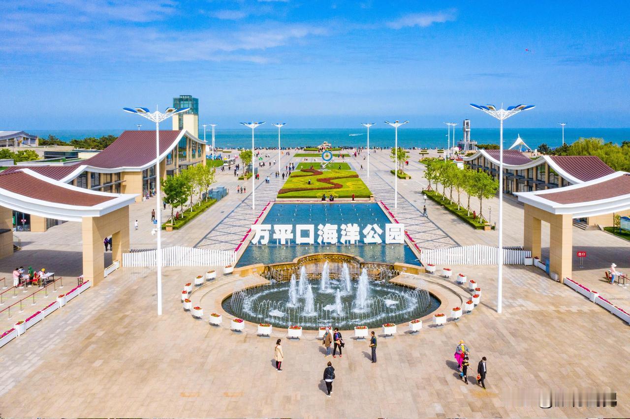 冬日的日照万平口，是碧海暖阳与新春烟火的浪漫相拥！[飞吻]

这里坐拥“日出初光