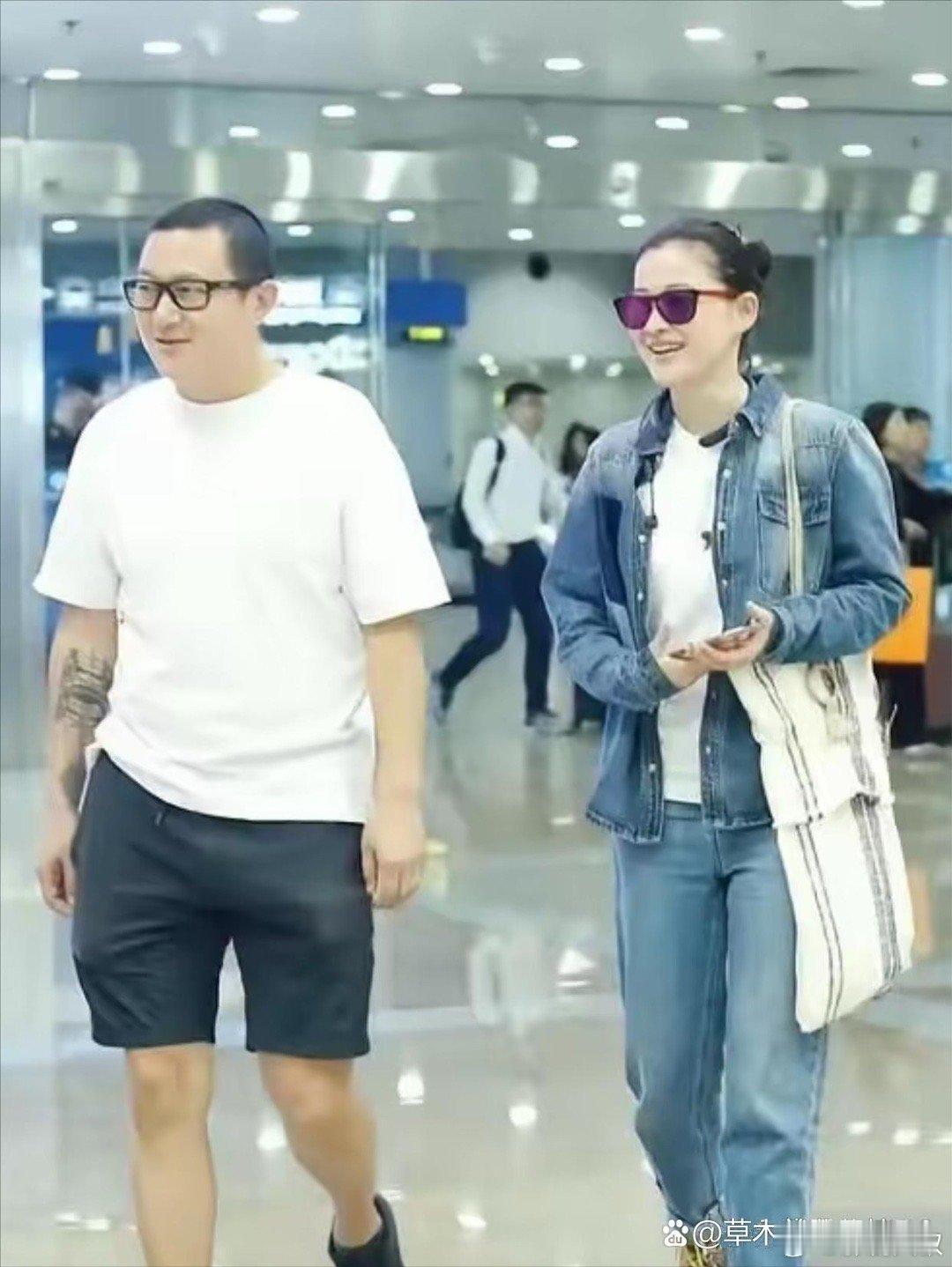 梅婷和丈夫曾剑一起走机场，两人都穿着朴素，边走边聊，非常快乐 ​​​
