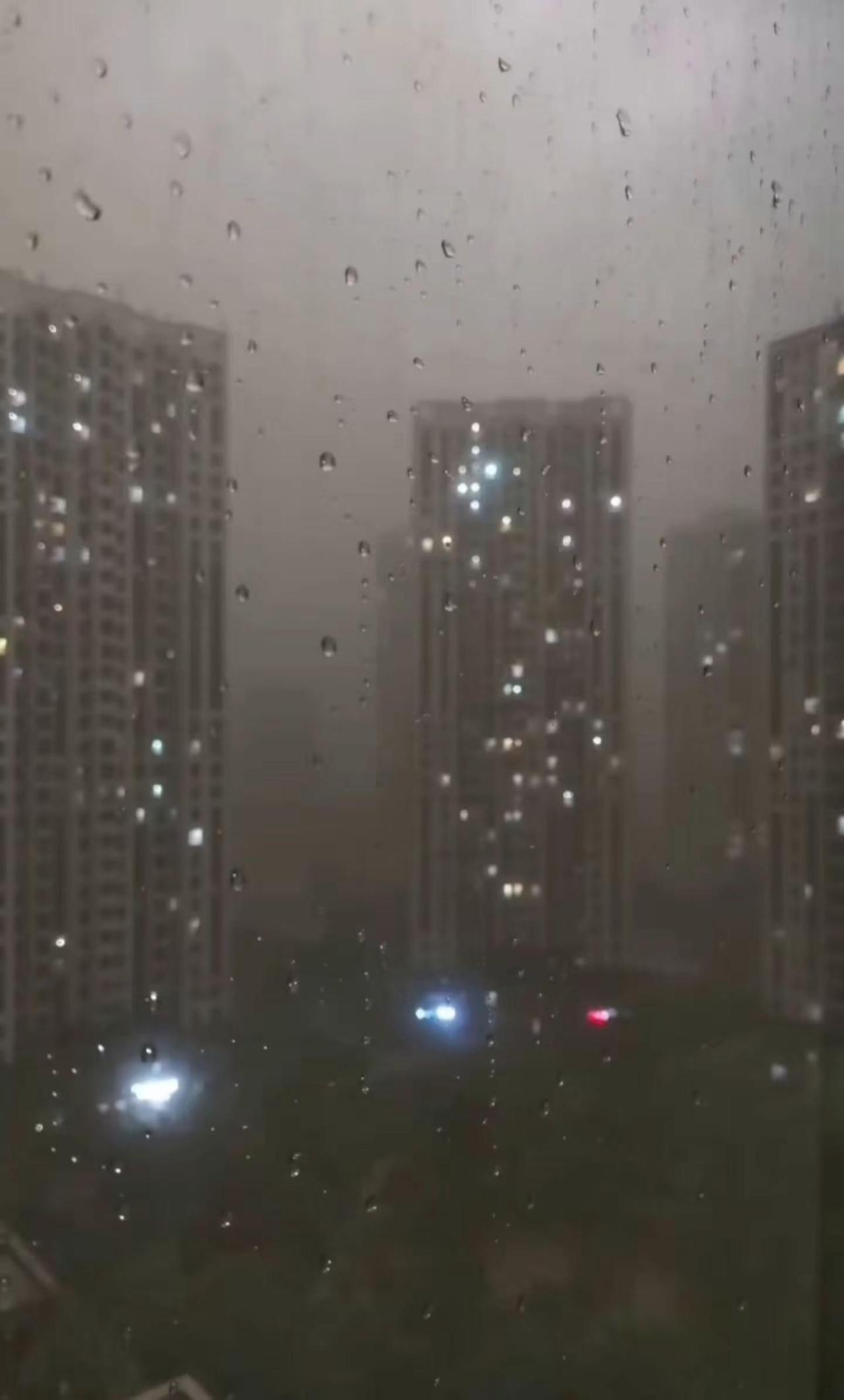 哈尔滨遭遇强沙尘暴。黑云压城 “世界末日”😰