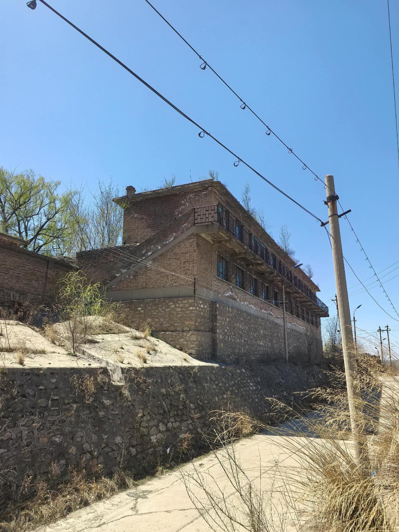 曾经书声琅琅的四化街小学，如今早已被时光遗忘，校园里杂草丛生，荒草漫过了墙角。这