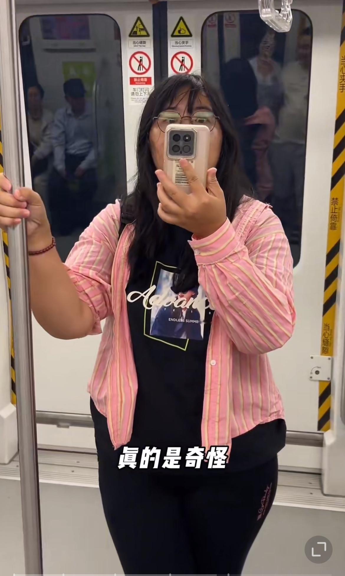 南京地铁上，小仙女因为一家人提到鸡鸣寺而破防，说是在暗讽她。小孩地铁上提到的鸡鸣