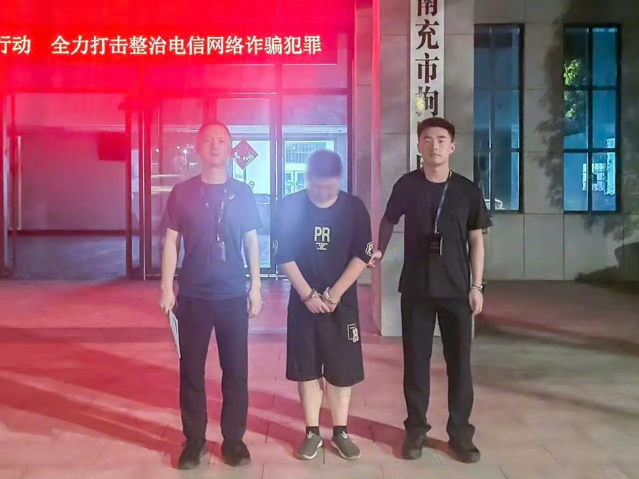 男子非法查询他人信息30余次被抓青某的行为属于典型的网络“开盒”，即以非法手段获