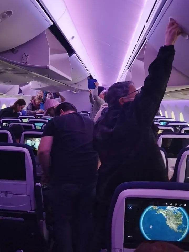 给大家报平安。

飞机已经在地面上了。

探亲结束，回到自己熟悉的地方。不用看指