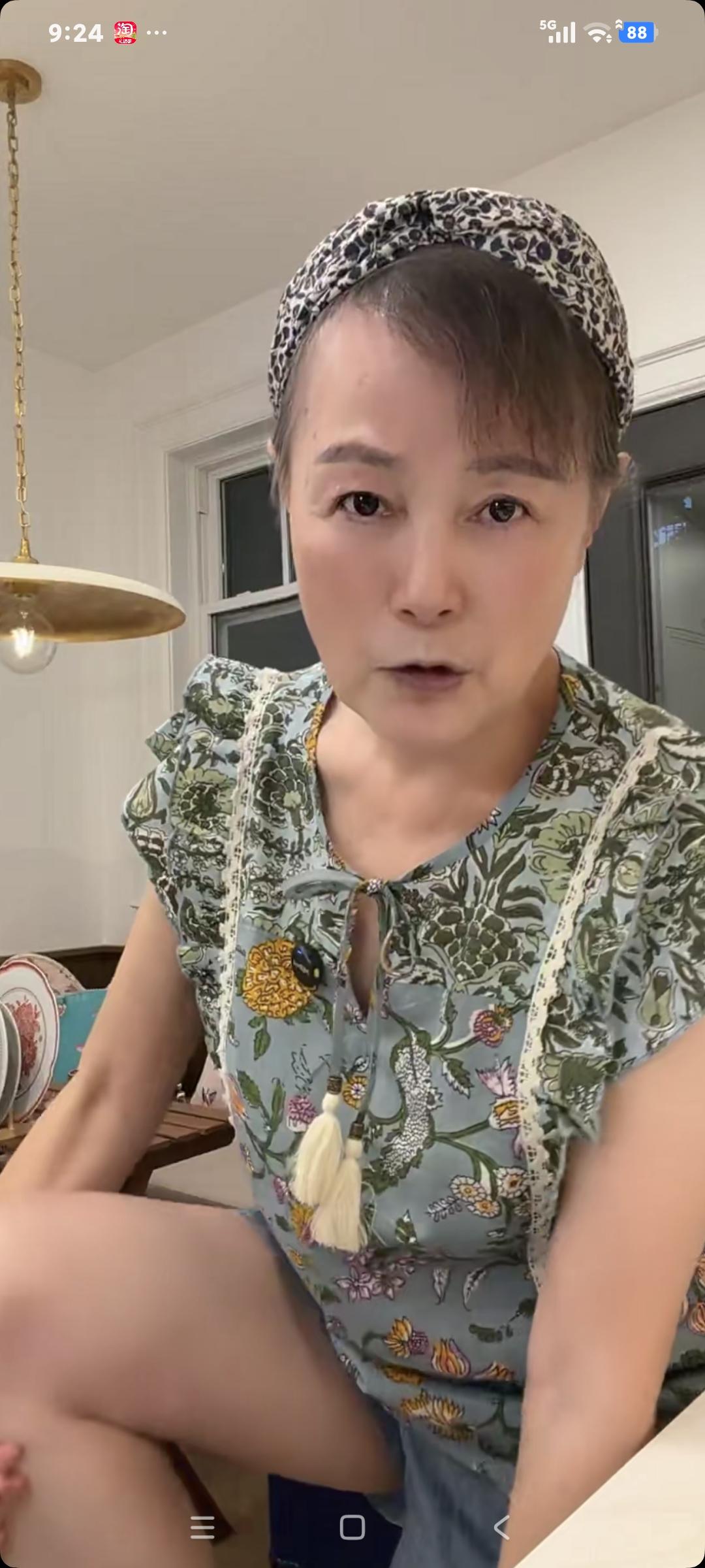 史晓燕今天边聊天边卖货，她说:“我家门有一中年男子在我家门囗来回转，烦死了″史总
