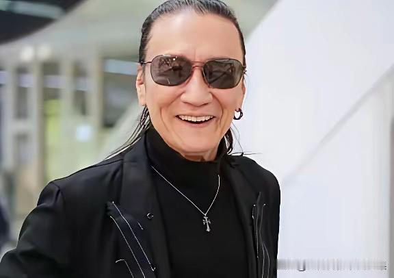谢贤离世谢霆锋火速低调开工，反观S家拿逝者炒一年热度，这是高下立判。老少爷们，咱