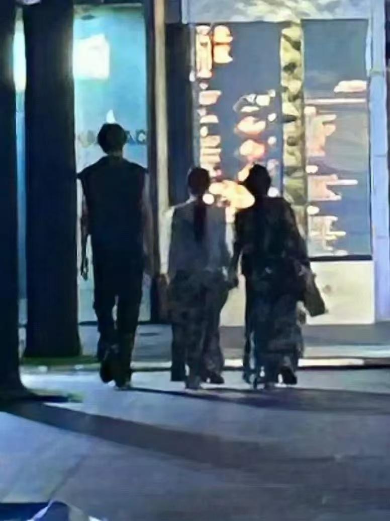 所以吃饭的座位是老板和老板公面对面，法人公坐右手边了是不是今天没拍到甜蜜dati