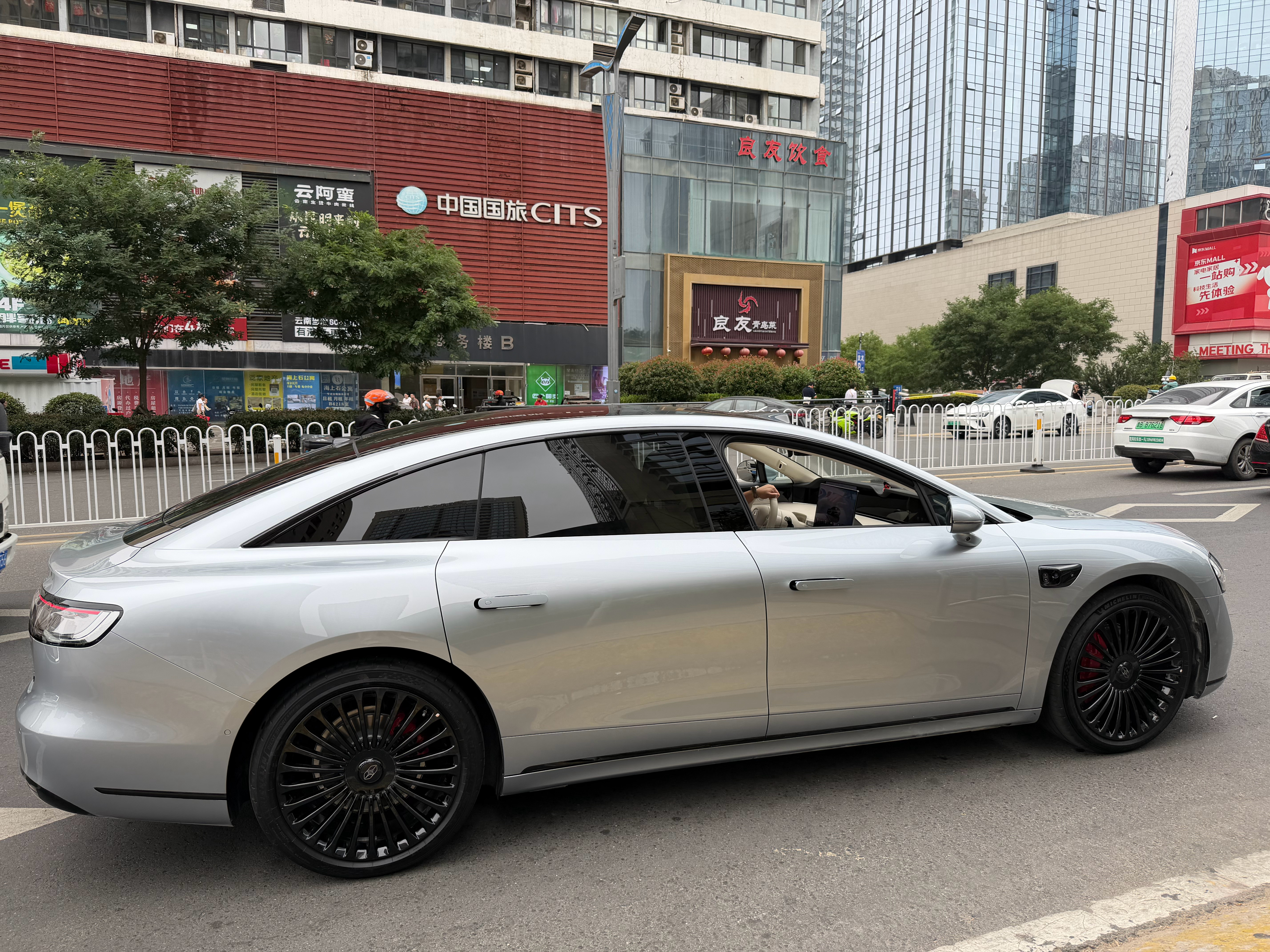 高中同学今天借我享界S9，有商务接待。给他开后，我自己还欣赏起自己的车了但是，享