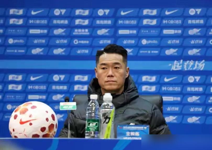 你敢信？中超首胜夜，宿茂臻在发布会念稿，韩鹏在更衣室踹翻战术板骂醒克雷桑
去年