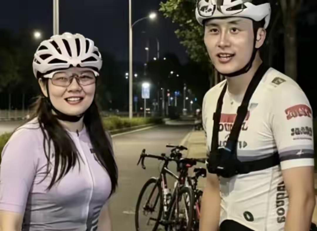 鸟哥骑行事件门中谁赢谁输？很显然鸟哥输了，婚内出轨闹得人人皆知，家里日子过不下去