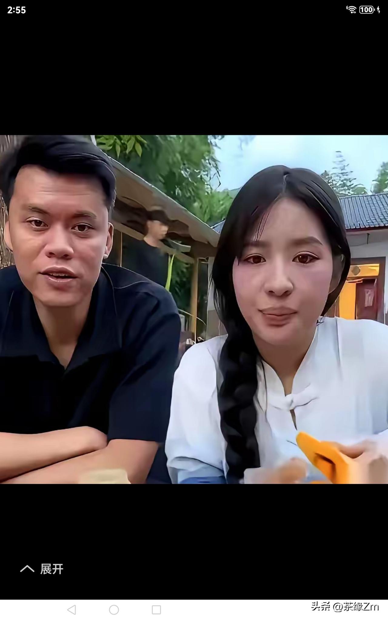 看到这张图片，你会觉得他们是一对吗？
阿梓是网红，是个跳尬舞的女孩，后来转型回到