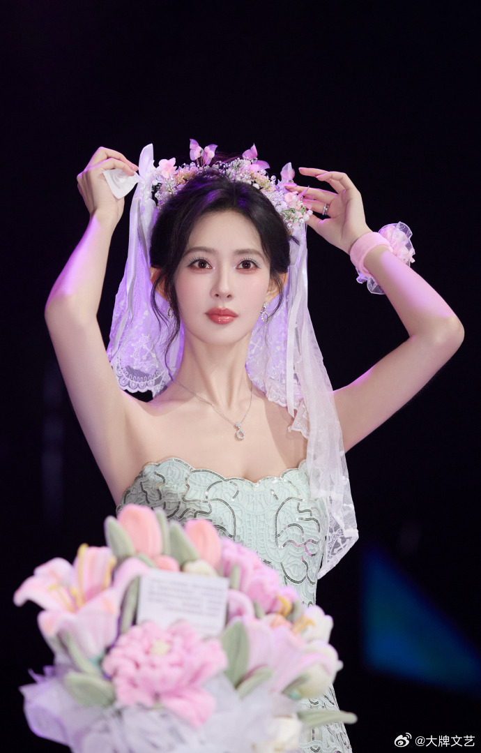 孟子义戴头纱美成啥样了孟子义薄荷抹胸裙 头纱配薄荷裙，又仙又清新 