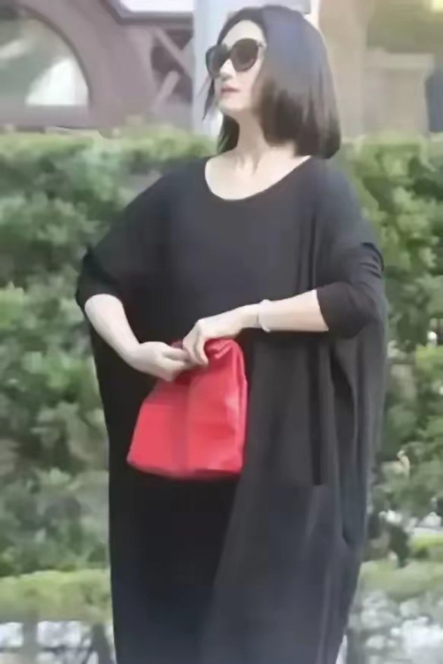 曾经大曲线说买衣服从来不翻标签一万元以下的鞋子不会买太豪气了如今小梅的衣服五位数