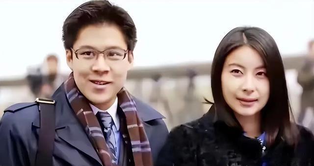 2025年11月26日那个下午的夕阳本来很美，照在香港大埔宏福苑的玻璃上有些刺眼