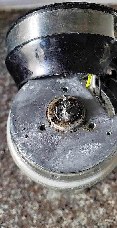 附近两人未受伤虽然高压锅爆炸了，但是幸运的是并没有伤到人。这可以算是不幸中的万幸