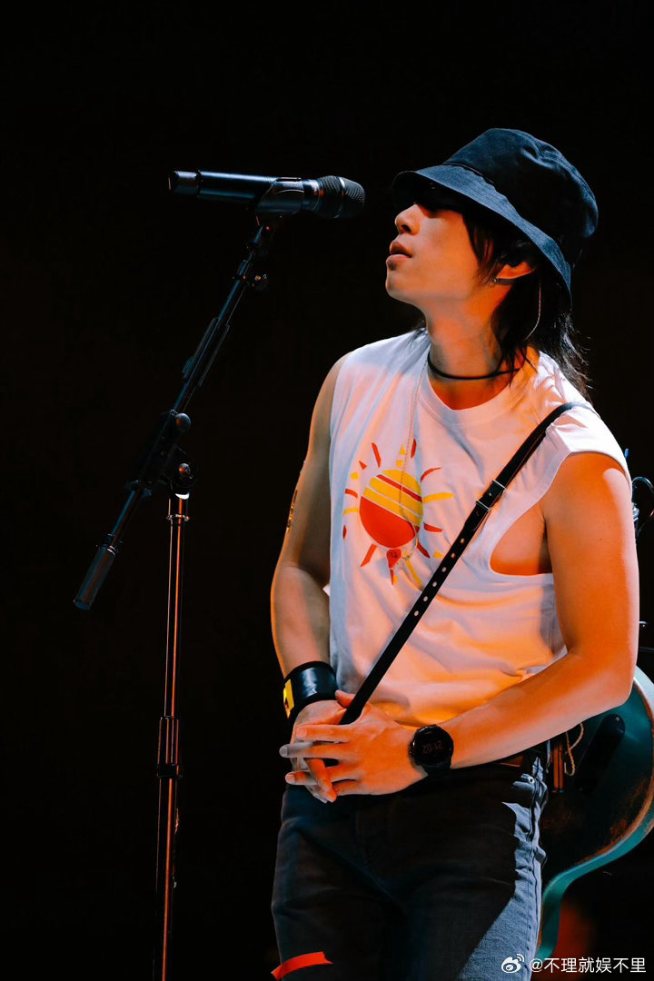 赵雷鸟巢演唱会赵雷没有信号鸟巢演唱会🏟️国家体育场鸟巢迎来民谣顶流赵雷，9月1