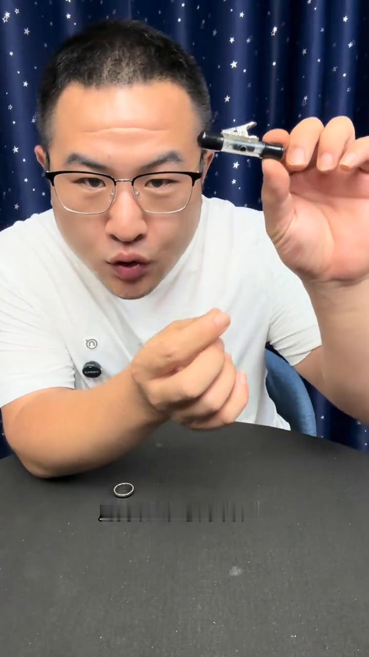 大家好，视频中的戒指悬浮术是如何做到的？原理非常的简单，用到的就是这种引线轮，它