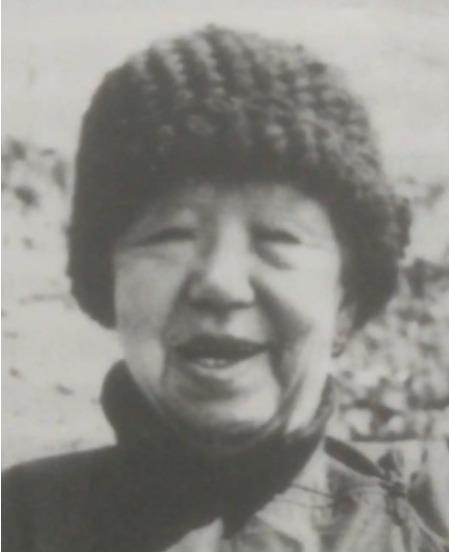 1942 年，河北深山悬崖上，为躲避日军搜捕，50 多名八路军藏在18个山洞中，