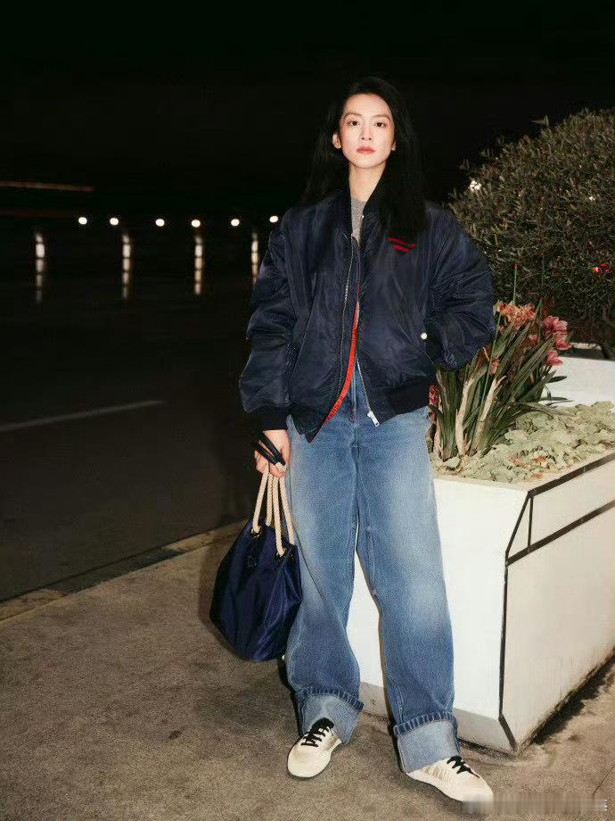 陈昊宇出发米兰时装周自然风好美身材酷炫 