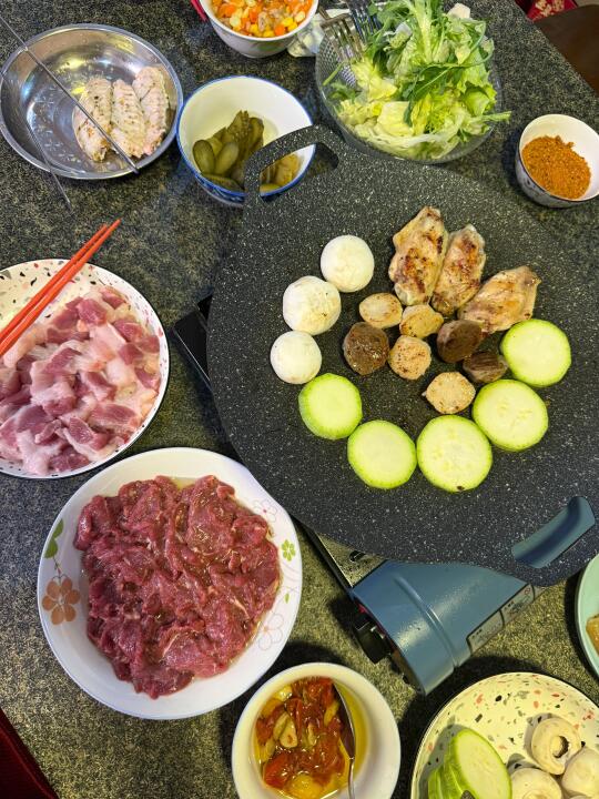 老公，昨天跟儿子商量晚上吃什么，我问他："要不要全家一起在家吃烤肉，像...